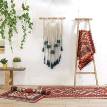 Cargar imagen en el visor de la galería, Handmade Macrame Wall Hanging Woven Macrame Tapestry Boho Wall Decor
